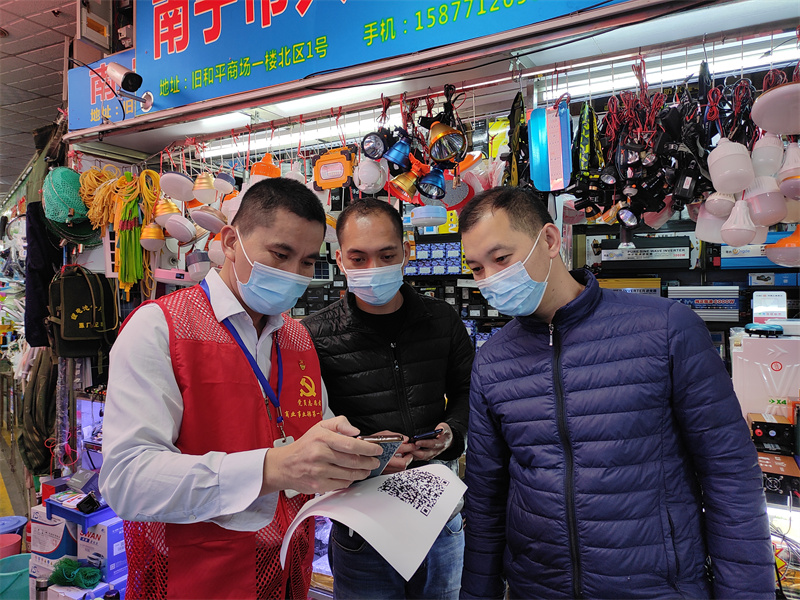 /QJ_938345894106.jpg 黨員志愿者指導(dǎo)市民下載反詐APP(拍攝:何軍).jpg