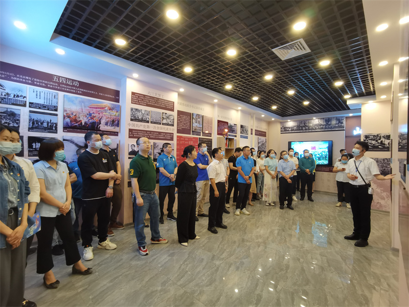 /QJ_268985680582.jpg 參觀紅色工運(yùn)史陳列展覽.jpg