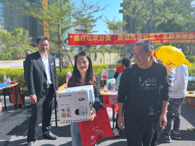 /QJ_834242815954.jpg 居民們通過參與游戲獲得禮品.JPG