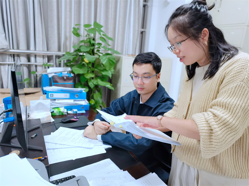 細心指導財務人員核查財務數(shù)據(jù)（陸美珍攝）.jpg