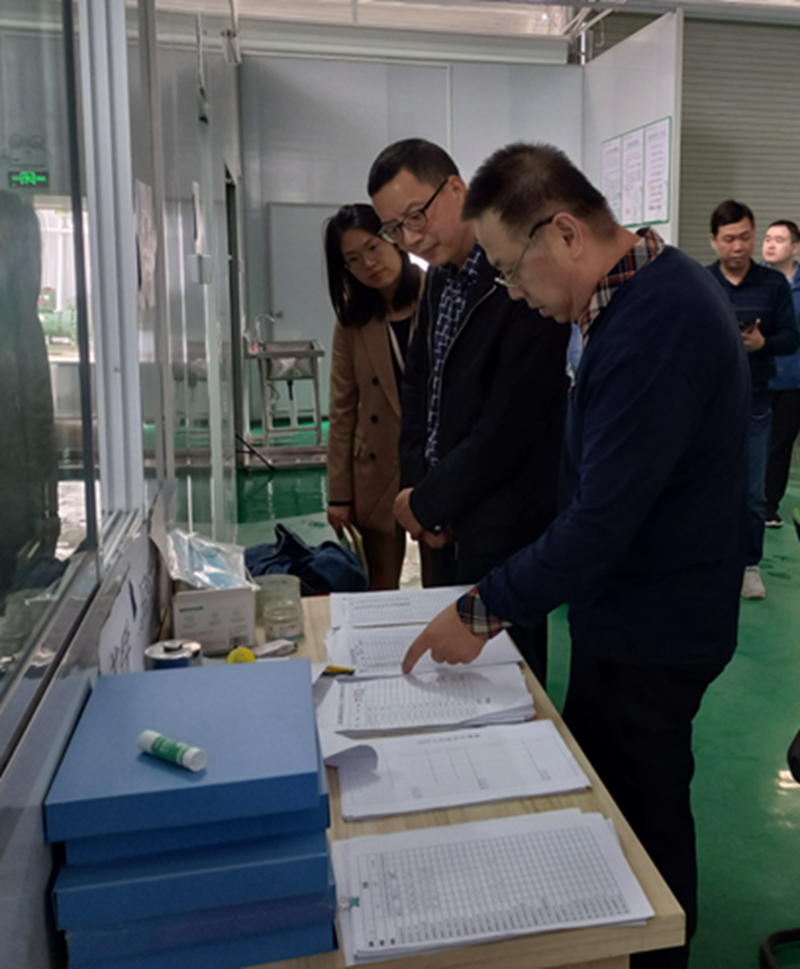 /QJ_488718537464.png 調(diào)研組檢查基地員工健康管理臺賬情況.png