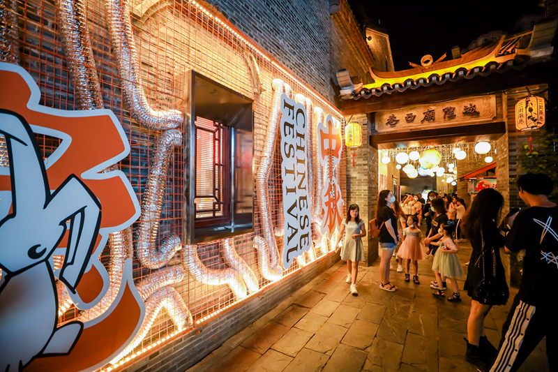 /QJ_633824445916.jpg 現(xiàn)代感主題的燈飾裝點街區(qū).JPG