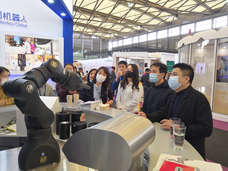 考察組在上海國(guó)際酒店工程設(shè)計(jì)與用品博覽會(huì)參觀酒店機(jī)器人.jpg