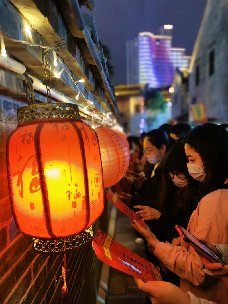 游客參與猜燈謎活動(dòng)，在文化氛圍中歡度愉悅的元宵佳節(jié)_副本.jpg