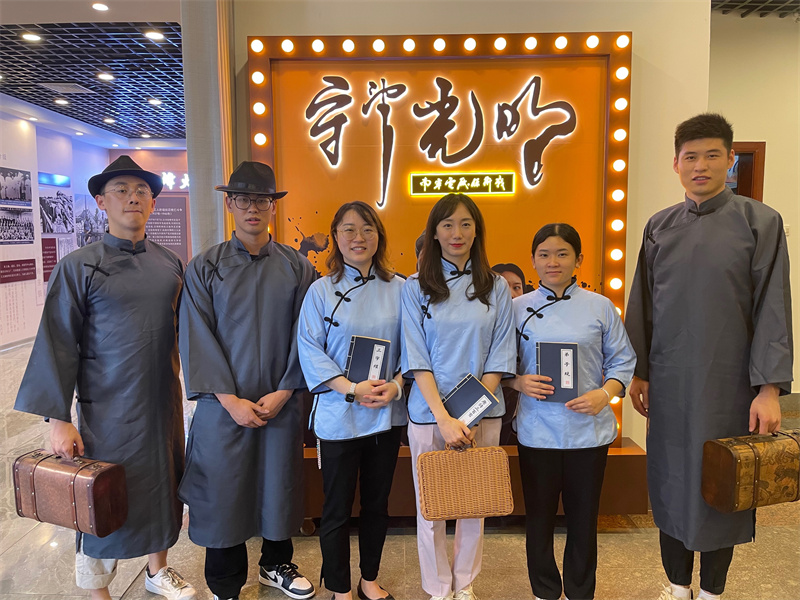 /QJ_191214151538.jpg 紅色劇目體驗(yàn)合影(拍攝:焦洋).jpg