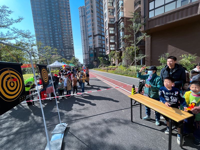 /QJ_834242212445.jpg 居民們在游園活動中積極參與游戲.JPG