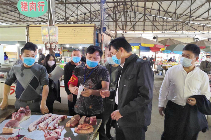 2.帶隊(duì)深入所屬各農(nóng)貿(mào)市場開展疫情防控工作督查（拍攝：陸鳳鳳）.jpg