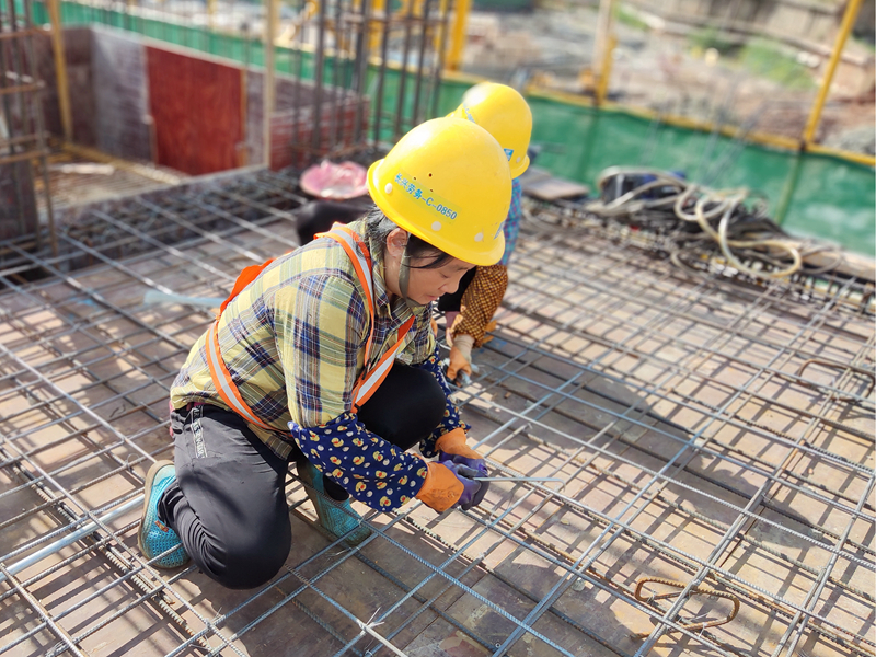 /QJ_374275945514.jpg 項目現(xiàn)場工人捆扎鋼筋.jpg